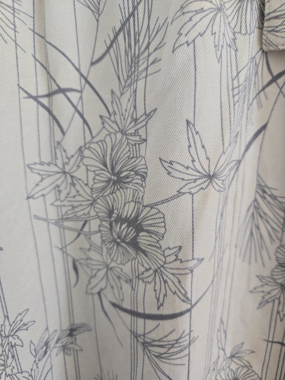 Vintage Silk Circa 1969 Brand Cream and Blue Floral 100% Silk Button-Down Shirt - Picture 3 of 4